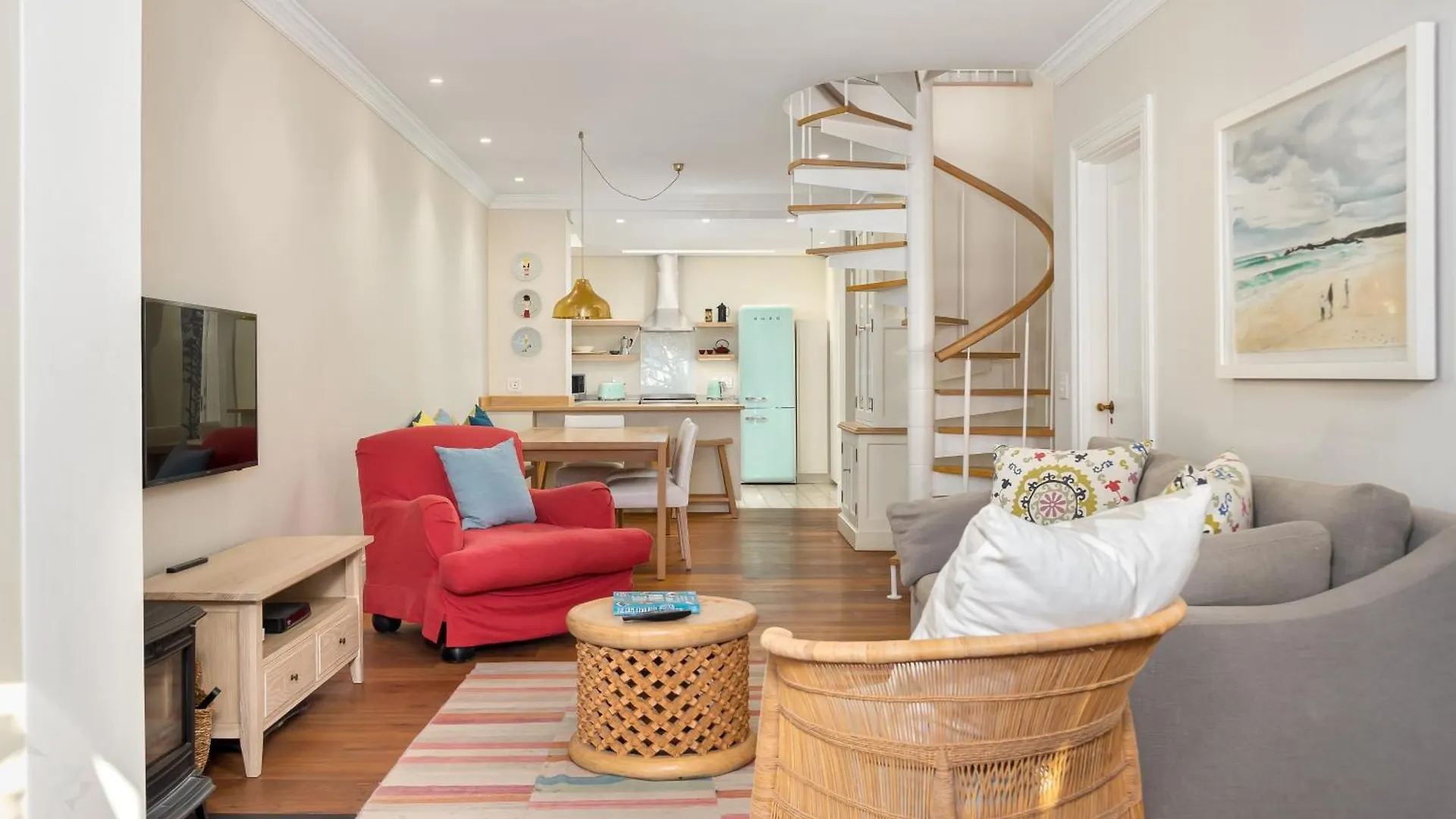 Light & Airy 3 Bedroom Green Point Family Home Cape Town